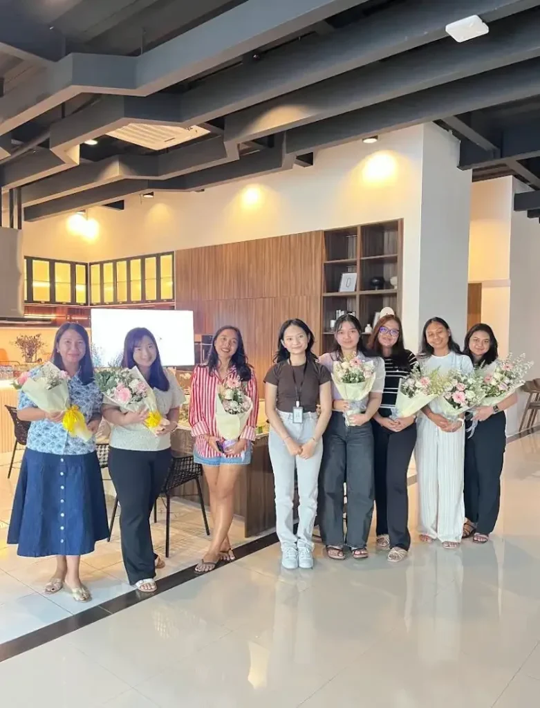 wrapping bouquet in seminyak
