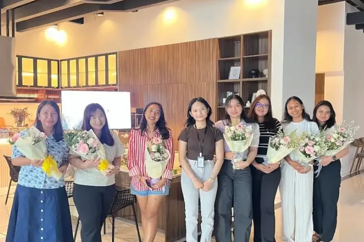 wrapping bouquet in seminyak